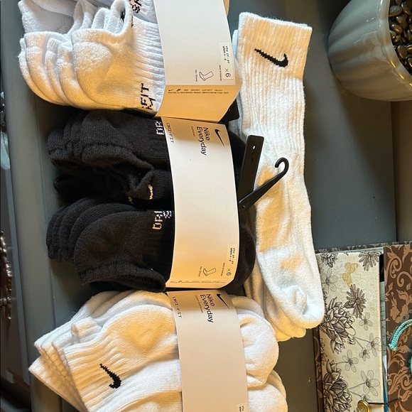Nike socks. Womens 4-6. Youth 3Y-5Y - Picture 1 of 2